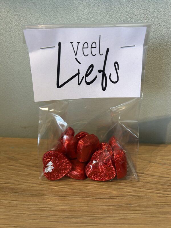 Zakje LIEFS gevuld met hartjes van chocola
